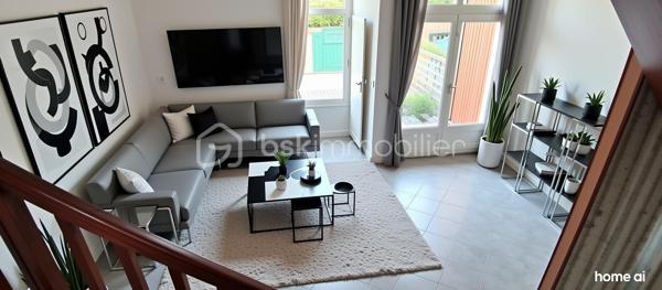 Vous recherchez votre nouveau foyer familial dans un cadre de vie idéal au calme au sein d'une ville verte, dynamique et conviviale?

Je vous propose cette belle et spacieuse maison parfaitement entretenue.
Une entrée avec rangement donne accés au garage complété par une cave. Vous y trouverez également des WC.
Quelques marches vous méneront d'un côté à un charmant salon doté d'une trés belle hauteur sous plafond et de l'autre à une salle à manger et sa cuisine indépendante et équipée. Une belle terrasse et un jardin vous permettront de passer de bons moments en famille ou entre amis.

A l'étage supérieur, l'espace nuit se compose d'une suite parentale avec sa salle de douche et de deux autres chambres. Chaque chambre possède son propre dressing. Une salle de bain, des WC indépendants et des rangements complètent ce niveau.

Les plus:
- aucun travaux à prévoir, DPE C.
- maison mitoyenne des deux côtés avec des murs en béton assurant une isolation optimale.
- environnement calme dans une impasse
- groupe scolaire de la Fosse Cornue à 2mn à pieds, collège des Maillettes à 5mn, lycée de la marre carrée à 15mn.
- à proximité des terrains de sports, du conservatoire, du centre ville et des transports en bus
- gare de Lieusaint-Moissy à 5mn en voiture ou 14mn en bus; un direct pour Paris le matin et le soir.

Cette belle maison n'attend plus que vous.
Appelez-moi vite pour organiser une visite!

Proposition d'aménagement intérieur suggéré par l'IA