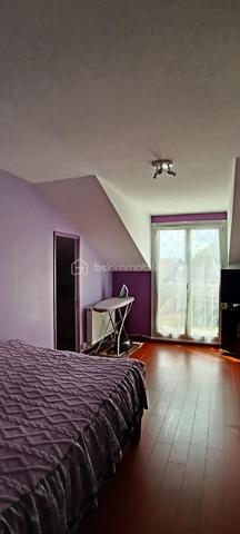 Vous recherchez votre nouveau foyer familial dans un cadre de vie idéal au calme au sein d'une ville verte, dynamique et conviviale?

Je vous propose cette belle et spacieuse maison parfaitement entretenue.
Une entrée avec rangement donne accés au garage complété par une cave. Vous y trouverez également des WC.
Quelques marches vous méneront d'un côté à un charmant salon doté d'une trés belle hauteur sous plafond et de l'autre à une salle à manger et sa cuisine indépendante et équipée. Une belle terrasse et un jardin vous permettront de passer de bons moments en famille ou entre amis.

A l'étage supérieur, l'espace nuit se compose d'une suite parentale avec sa salle de douche et de deux autres chambres. Chaque chambre possède son propre dressing. Une salle de bain, des WC indépendants et des rangements complètent ce niveau.

Les plus:
- aucun travaux à prévoir, DPE C.
- maison mitoyenne des deux côtés avec des murs en béton assurant une isolation optimale.
- environnement calme dans une impasse
- groupe scolaire de la Fosse Cornue à 2mn à pieds, collège des Maillettes à 5mn, lycée de la marre carrée à 15mn.
- à proximité des terrains de sports, du conservatoire, du centre ville et des transports en bus
- gare de Lieusaint-Moissy à 5mn en voiture ou 14mn en bus; un direct pour Paris le matin et le soir.

Cette belle maison n'attend plus que vous.
Appelez-moi vite pour organiser une visite!

Proposition d'aménagement intérieur suggéré par l'IA