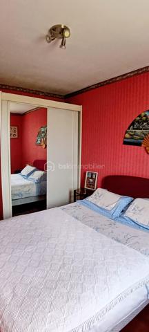 Vous recherchez votre nouveau foyer familial dans un cadre de vie idéal au calme au sein d'une ville verte, dynamique et conviviale?

Je vous propose cette belle et spacieuse maison parfaitement entretenue.
Une entrée avec rangement donne accés au garage complété par une cave. Vous y trouverez également des WC.
Quelques marches vous méneront d'un côté à un charmant salon doté d'une trés belle hauteur sous plafond et de l'autre à une salle à manger et sa cuisine indépendante et équipée. Une belle terrasse et un jardin vous permettront de passer de bons moments en famille ou entre amis.

A l'étage supérieur, l'espace nuit se compose d'une suite parentale avec sa salle de douche et de deux autres chambres. Chaque chambre possède son propre dressing. Une salle de bain, des WC indépendants et des rangements complètent ce niveau.

Les plus:
- aucun travaux à prévoir, DPE C.
- maison mitoyenne des deux côtés avec des murs en béton assurant une isolation optimale.
- environnement calme dans une impasse
- groupe scolaire de la Fosse Cornue à 2mn à pieds, collège des Maillettes à 5mn, lycée de la marre carrée à 15mn.
- à proximité des terrains de sports, du conservatoire, du centre ville et des transports en bus
- gare de Lieusaint-Moissy à 5mn en voiture ou 14mn en bus; un direct pour Paris le matin et le soir.

Cette belle maison n'attend plus que vous.
Appelez-moi vite pour organiser une visite!

Proposition d'aménagement intérieur suggéré par l'IA