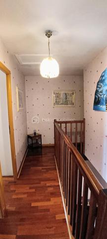 Vous recherchez votre nouveau foyer familial dans un cadre de vie idéal au calme au sein d'une ville verte, dynamique et conviviale?

Je vous propose cette belle et spacieuse maison parfaitement entretenue.
Une entrée avec rangement donne accés au garage complété par une cave. Vous y trouverez également des WC.
Quelques marches vous méneront d'un côté à un charmant salon doté d'une trés belle hauteur sous plafond et de l'autre à une salle à manger et sa cuisine indépendante et équipée. Une belle terrasse et un jardin vous permettront de passer de bons moments en famille ou entre amis.

A l'étage supérieur, l'espace nuit se compose d'une suite parentale avec sa salle de douche et de deux autres chambres. Chaque chambre possède son propre dressing. Une salle de bain, des WC indépendants et des rangements complètent ce niveau.

Les plus:
- aucun travaux à prévoir, DPE C.
- maison mitoyenne des deux côtés avec des murs en béton assurant une isolation optimale.
- environnement calme dans une impasse
- groupe scolaire de la Fosse Cornue à 2mn à pieds, collège des Maillettes à 5mn, lycée de la marre carrée à 15mn.
- à proximité des terrains de sports, du conservatoire, du centre ville et des transports en bus
- gare de Lieusaint-Moissy à 5mn en voiture ou 14mn en bus; un direct pour Paris le matin et le soir.

Cette belle maison n'attend plus que vous.
Appelez-moi vite pour organiser une visite!

Proposition d'aménagement intérieur suggéré par l'IA