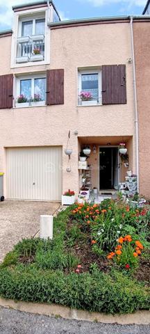 Vous recherchez votre nouveau foyer familial dans un cadre de vie idéal au calme au sein d'une ville verte, dynamique et conviviale?

Je vous propose cette belle et spacieuse maison parfaitement entretenue.
Une entrée avec rangement donne accés au garage complété par une cave. Vous y trouverez également des WC.
Quelques marches vous méneront d'un côté à un charmant salon doté d'une trés belle hauteur sous plafond et de l'autre à une salle à manger et sa cuisine indépendante et équipée. Une belle terrasse et un jardin vous permettront de passer de bons moments en famille ou entre amis.

A l'étage supérieur, l'espace nuit se compose d'une suite parentale avec sa salle de douche et de deux autres chambres. Chaque chambre possède son propre dressing. Une salle de bain, des WC indépendants et des rangements complètent ce niveau.

Les plus:
- aucun travaux à prévoir, DPE C.
- maison mitoyenne des deux côtés avec des murs en béton assurant une isolation optimale.
- environnement calme dans une impasse
- groupe scolaire de la Fosse Cornue à 2mn à pieds, collège des Maillettes à 5mn, lycée de la marre carrée à 15mn.
- à proximité des terrains de sports, du conservatoire, du centre ville et des transports en bus
- gare de Lieusaint-Moissy à 5mn en voiture ou 14mn en bus; un direct pour Paris le matin et le soir.

Cette belle maison n'attend plus que vous.
Appelez-moi vite pour organiser une visite!

Proposition d'aménagement intérieur suggéré par l'IA
