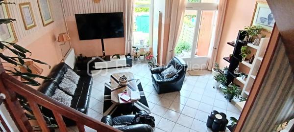 Vous recherchez votre nouveau foyer familial dans un cadre de vie idéal au calme au sein d'une ville verte, dynamique et conviviale?

Je vous propose cette belle et spacieuse maison parfaitement entretenue.
Une entrée avec rangement donne accés au garage complété par une cave. Vous y trouverez également des WC.
Quelques marches vous méneront d'un côté à un charmant salon doté d'une trés belle hauteur sous plafond et de l'autre à une salle à manger et sa cuisine indépendante et équipée. Une belle terrasse et un jardin vous permettront de passer de bons moments en famille ou entre amis.

A l'étage supérieur, l'espace nuit se compose d'une suite parentale avec sa salle de douche et de deux autres chambres. Chaque chambre possède son propre dressing. Une salle de bain, des WC indépendants et des rangements complètent ce niveau.

Les plus:
- aucun travaux à prévoir, DPE C.
- maison mitoyenne des deux côtés avec des murs en béton assurant une isolation optimale.
- environnement calme dans une impasse
- groupe scolaire de la Fosse Cornue à 2mn à pieds, collège des Maillettes à 5mn, lycée de la marre carrée à 15mn.
- à proximité des terrains de sports, du conservatoire, du centre ville et des transports en bus
- gare de Lieusaint-Moissy à 5mn en voiture ou 14mn en bus; un direct pour Paris le matin et le soir.

Cette belle maison n'attend plus que vous.
Appelez-moi vite pour organiser une visite!

Proposition d'aménagement intérieur suggéré par l'IA
