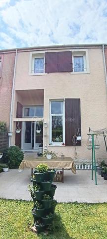 Vous recherchez votre nouveau foyer familial dans un cadre de vie idéal au calme au sein d'une ville verte, dynamique et conviviale?

Je vous propose cette belle et spacieuse maison parfaitement entretenue.
Une entrée avec rangement donne accés au garage complété par une cave. Vous y trouverez également des WC.
Quelques marches vous méneront d'un côté à un charmant salon doté d'une trés belle hauteur sous plafond et de l'autre à une salle à manger et sa cuisine indépendante et équipée. Une belle terrasse et un jardin vous permettront de passer de bons moments en famille ou entre amis.

A l'étage supérieur, l'espace nuit se compose d'une suite parentale avec sa salle de douche et de deux autres chambres. Chaque chambre possède son propre dressing. Une salle de bain, des WC indépendants et des rangements complètent ce niveau.

Les plus:
- aucun travaux à prévoir, DPE C.
- maison mitoyenne des deux côtés avec des murs en béton assurant une isolation optimale.
- environnement calme dans une impasse
- groupe scolaire de la Fosse Cornue à 2mn à pieds, collège des Maillettes à 5mn, lycée de la marre carrée à 15mn.
- à proximité des terrains de sports, du conservatoire, du centre ville et des transports en bus
- gare de Lieusaint-Moissy à 5mn en voiture ou 14mn en bus; un direct pour Paris le matin et le soir.

Cette belle maison n'attend plus que vous.
Appelez-moi vite pour organiser une visite!

Proposition d'aménagement intérieur suggéré par l'IA