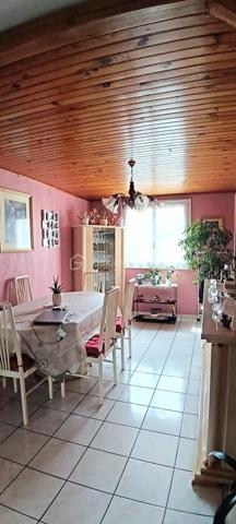 Vous recherchez votre nouveau foyer familial dans un cadre de vie idéal au calme au sein d'une ville verte, dynamique et conviviale?

Je vous propose cette belle et spacieuse maison parfaitement entretenue.
Une entrée avec rangement donne accés au garage complété par une cave. Vous y trouverez également des WC.
Quelques marches vous méneront d'un côté à un charmant salon doté d'une trés belle hauteur sous plafond et de l'autre à une salle à manger et sa cuisine indépendante et équipée. Une belle terrasse et un jardin vous permettront de passer de bons moments en famille ou entre amis.

A l'étage supérieur, l'espace nuit se compose d'une suite parentale avec sa salle de douche et de deux autres chambres. Chaque chambre possède son propre dressing. Une salle de bain, des WC indépendants et des rangements complètent ce niveau.

Les plus:
- aucun travaux à prévoir, DPE C.
- maison mitoyenne des deux côtés avec des murs en béton assurant une isolation optimale.
- environnement calme dans une impasse
- groupe scolaire de la Fosse Cornue à 2mn à pieds, collège des Maillettes à 5mn, lycée de la marre carrée à 15mn.
- à proximité des terrains de sports, du conservatoire, du centre ville et des transports en bus
- gare de Lieusaint-Moissy à 5mn en voiture ou 14mn en bus; un direct pour Paris le matin et le soir.

Cette belle maison n'attend plus que vous.
Appelez-moi vite pour organiser une visite!

Proposition d'aménagement intérieur suggéré par l'IA