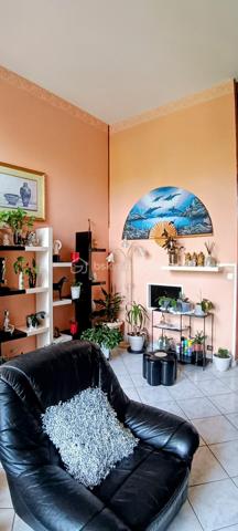 Vous recherchez votre nouveau foyer familial dans un cadre de vie idéal au calme au sein d'une ville verte, dynamique et conviviale?

Je vous propose cette belle et spacieuse maison parfaitement entretenue.
Une entrée avec rangement donne accés au garage complété par une cave. Vous y trouverez également des WC.
Quelques marches vous méneront d'un côté à un charmant salon doté d'une trés belle hauteur sous plafond et de l'autre à une salle à manger et sa cuisine indépendante et équipée. Une belle terrasse et un jardin vous permettront de passer de bons moments en famille ou entre amis.

A l'étage supérieur, l'espace nuit se compose d'une suite parentale avec sa salle de douche et de deux autres chambres. Chaque chambre possède son propre dressing. Une salle de bain, des WC indépendants et des rangements complètent ce niveau.

Les plus:
- aucun travaux à prévoir, DPE C.
- maison mitoyenne des deux côtés avec des murs en béton assurant une isolation optimale.
- environnement calme dans une impasse
- groupe scolaire de la Fosse Cornue à 2mn à pieds, collège des Maillettes à 5mn, lycée de la marre carrée à 15mn.
- à proximité des terrains de sports, du conservatoire, du centre ville et des transports en bus
- gare de Lieusaint-Moissy à 5mn en voiture ou 14mn en bus; un direct pour Paris le matin et le soir.

Cette belle maison n'attend plus que vous.
Appelez-moi vite pour organiser une visite!

Proposition d'aménagement intérieur suggéré par l'IA