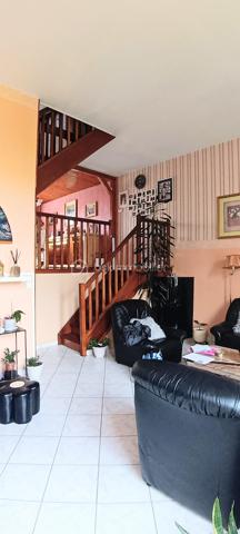 Vous recherchez votre nouveau foyer familial dans un cadre de vie idéal au calme au sein d'une ville verte, dynamique et conviviale?

Je vous propose cette belle et spacieuse maison parfaitement entretenue.
Une entrée avec rangement donne accés au garage complété par une cave. Vous y trouverez également des WC.
Quelques marches vous méneront d'un côté à un charmant salon doté d'une trés belle hauteur sous plafond et de l'autre à une salle à manger et sa cuisine indépendante et équipée. Une belle terrasse et un jardin vous permettront de passer de bons moments en famille ou entre amis.

A l'étage supérieur, l'espace nuit se compose d'une suite parentale avec sa salle de douche et de deux autres chambres. Chaque chambre possède son propre dressing. Une salle de bain, des WC indépendants et des rangements complètent ce niveau.

Les plus:
- aucun travaux à prévoir, DPE C.
- maison mitoyenne des deux côtés avec des murs en béton assurant une isolation optimale.
- environnement calme dans une impasse
- groupe scolaire de la Fosse Cornue à 2mn à pieds, collège des Maillettes à 5mn, lycée de la marre carrée à 15mn.
- à proximité des terrains de sports, du conservatoire, du centre ville et des transports en bus
- gare de Lieusaint-Moissy à 5mn en voiture ou 14mn en bus; un direct pour Paris le matin et le soir.

Cette belle maison n'attend plus que vous.
Appelez-moi vite pour organiser une visite!

Proposition d'aménagement intérieur suggéré par l'IA