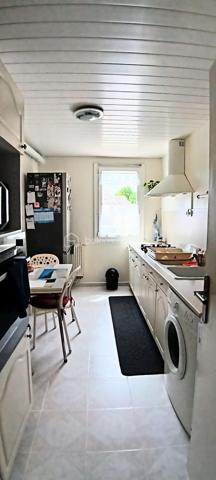 Vous recherchez votre nouveau foyer familial dans un cadre de vie idéal au calme au sein d'une ville verte, dynamique et conviviale?

Je vous propose cette belle et spacieuse maison parfaitement entretenue.
Une entrée avec rangement donne accés au garage complété par une cave. Vous y trouverez également des WC.
Quelques marches vous méneront d'un côté à un charmant salon doté d'une trés belle hauteur sous plafond et de l'autre à une salle à manger et sa cuisine indépendante et équipée. Une belle terrasse et un jardin vous permettront de passer de bons moments en famille ou entre amis.

A l'étage supérieur, l'espace nuit se compose d'une suite parentale avec sa salle de douche et de deux autres chambres. Chaque chambre possède son propre dressing. Une salle de bain, des WC indépendants et des rangements complètent ce niveau.

Les plus:
- aucun travaux à prévoir, DPE C.
- maison mitoyenne des deux côtés avec des murs en béton assurant une isolation optimale.
- environnement calme dans une impasse
- groupe scolaire de la Fosse Cornue à 2mn à pieds, collège des Maillettes à 5mn, lycée de la marre carrée à 15mn.
- à proximité des terrains de sports, du conservatoire, du centre ville et des transports en bus
- gare de Lieusaint-Moissy à 5mn en voiture ou 14mn en bus; un direct pour Paris le matin et le soir.

Cette belle maison n'attend plus que vous.
Appelez-moi vite pour organiser une visite!

Proposition d'aménagement intérieur suggéré par l'IA