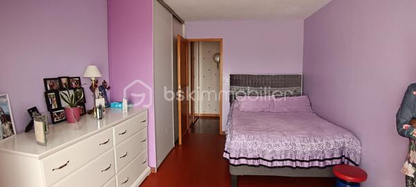 Vous recherchez votre nouveau foyer familial dans un cadre de vie idéal au calme au sein d'une ville verte, dynamique et conviviale?

Je vous propose cette belle et spacieuse maison parfaitement entretenue.
Une entrée avec rangement donne accés au garage complété par une cave. Vous y trouverez également des WC.
Quelques marches vous méneront d'un côté à un charmant salon doté d'une trés belle hauteur sous plafond et de l'autre à une salle à manger et sa cuisine indépendante et équipée. Une belle terrasse et un jardin vous permettront de passer de bons moments en famille ou entre amis.

A l'étage supérieur, l'espace nuit se compose d'une suite parentale avec sa salle de douche et de deux autres chambres. Chaque chambre possède son propre dressing. Une salle de bain, des WC indépendants et des rangements complètent ce niveau.

Les plus:
- aucun travaux à prévoir, DPE C.
- maison mitoyenne des deux côtés avec des murs en béton assurant une isolation optimale.
- environnement calme dans une impasse
- groupe scolaire de la Fosse Cornue à 2mn à pieds, collège des Maillettes à 5mn, lycée de la marre carrée à 15mn.
- à proximité des terrains de sports, du conservatoire, du centre ville et des transports en bus
- gare de Lieusaint-Moissy à 5mn en voiture ou 14mn en bus; un direct pour Paris le matin et le soir.

Cette belle maison n'attend plus que vous.
Appelez-moi vite pour organiser une visite!

Proposition d'aménagement intérieur suggéré par l'IA