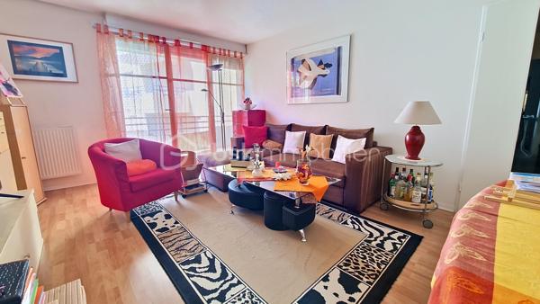 Dans un immeuble de Standing, appartement de type F3 comprenant une entrée, séjour ouvrant sur terrasse de 7,3m²,  cuisine aménagée indépendante pouvant être ouverte sur le séjour. Vous disposerez également d'un dégagement qui distribue 2 chambres dont une avec ses placards, ainsi qu'une salle de bain et les WC indépendant, cette partie formant le coin nuit de l'appartement. Une place de parking en sous-sol vient compléter ce bien. Visite sur rdv.