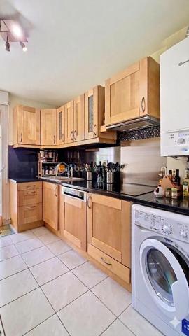 Dans un immeuble de Standing, appartement de type F3 comprenant une entrée, séjour ouvrant sur terrasse de 7,3m²,  cuisine aménagée indépendante pouvant être ouverte sur le séjour. Vous disposerez également d'un dégagement qui distribue 2 chambres dont une avec ses placards, ainsi qu'une salle de bain et les WC indépendant, cette partie formant le coin nuit de l'appartement. Une place de parking en sous-sol vient compléter ce bien. Visite sur rdv.