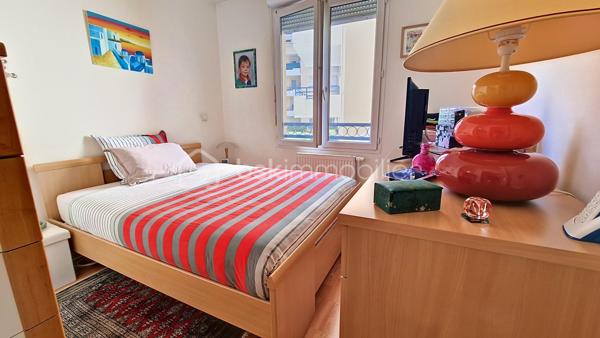 Dans un immeuble de Standing, appartement de type F3 comprenant une entrée, séjour ouvrant sur terrasse de 7,3m²,  cuisine aménagée indépendante pouvant être ouverte sur le séjour. Vous disposerez également d'un dégagement qui distribue 2 chambres dont une avec ses placards, ainsi qu'une salle de bain et les WC indépendant, cette partie formant le coin nuit de l'appartement. Une place de parking en sous-sol vient compléter ce bien. Visite sur rdv.