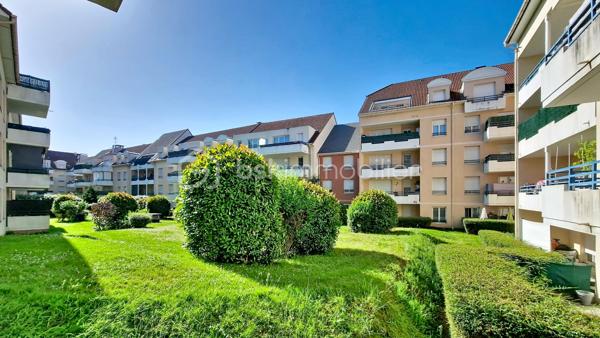 Dans un immeuble de Standing, appartement de type F3 comprenant une entrée, séjour ouvrant sur terrasse de 7,3m²,  cuisine aménagée indépendante pouvant être ouverte sur le séjour. Vous disposerez également d'un dégagement qui distribue 2 chambres dont une avec ses placards, ainsi qu'une salle de bain et les WC indépendant, cette partie formant le coin nuit de l'appartement. Une place de parking en sous-sol vient compléter ce bien. Visite sur rdv.