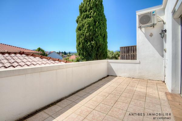 JUAN LES PINS 2/3 PIECES AVEC LOCAL ET 2 PARKINGS