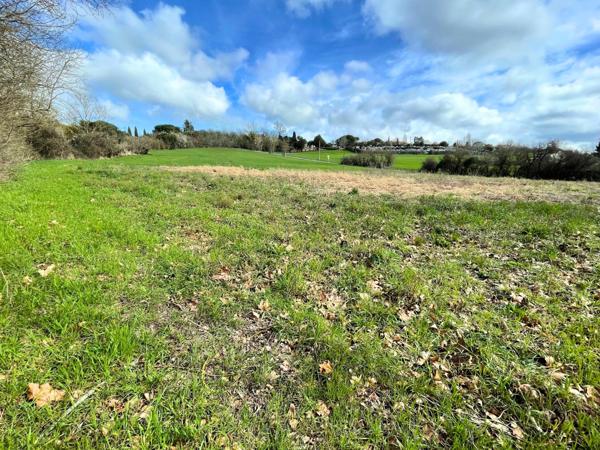 Découvrez ce grand terrain plat situé Quint