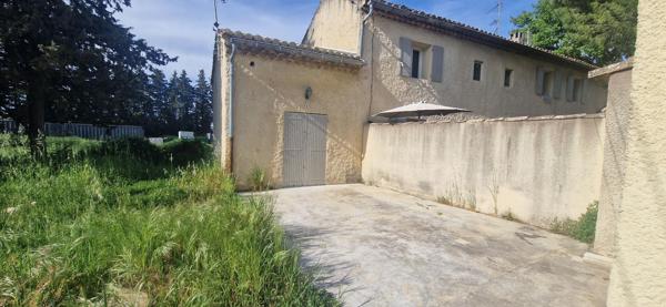 APPARTEMENT T1 EN DUPLEX - COUR - PLACE DE PARKING - CLIMATISATION