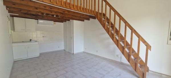 APPARTEMENT T1 EN DUPLEX - COUR - PLACE DE PARKING - CLIMATISATION