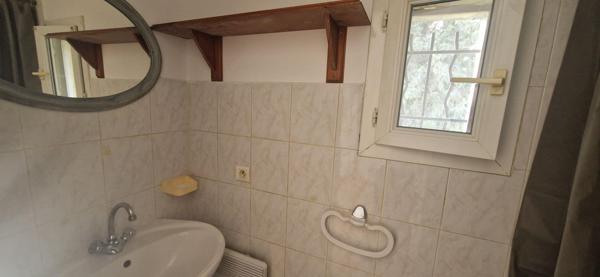 APPARTEMENT T1 EN DUPLEX - COUR - PLACE DE PARKING - CLIMATISATION