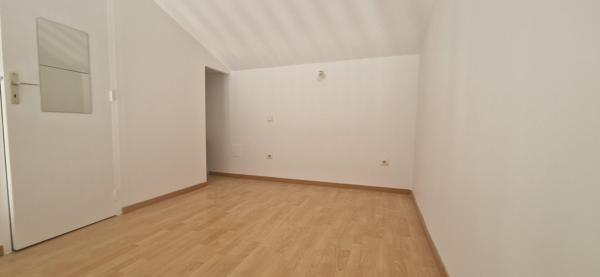 APPARTEMENT T1 EN DUPLEX - COUR - PLACE DE PARKING - CLIMATISATION