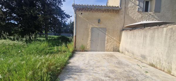 APPARTEMENT T1 EN DUPLEX - COUR - PLACE DE PARKING - CLIMATISATION