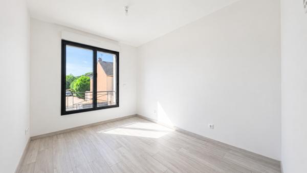 Maison
         8 pièces
        - 140 m² Bien prestige 575 000 € *