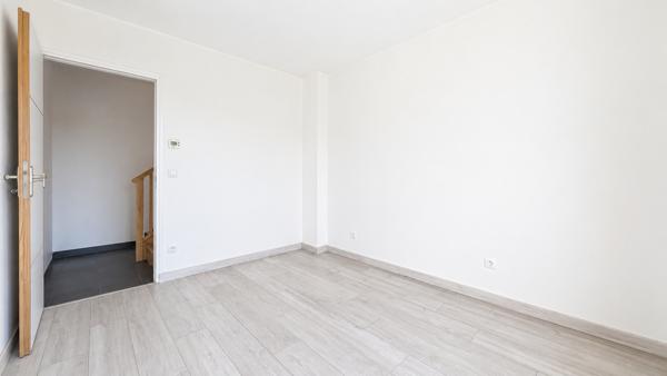 Maison
         8 pièces
        - 140 m² Bien prestige 575 000 € *