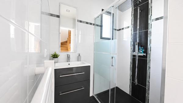 Maison
         8 pièces
        - 140 m² Bien prestige 575 000 € *