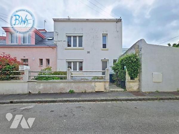 Cette maison située à Lorient dispose d'une surface habitable de 80 m² environ et se trouve sur...