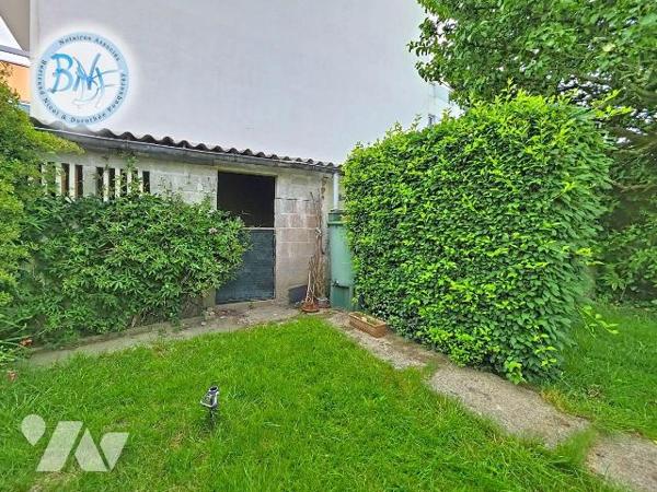 Cette maison située à Lorient dispose d'une surface habitable de 80 m² environ et se trouve sur...