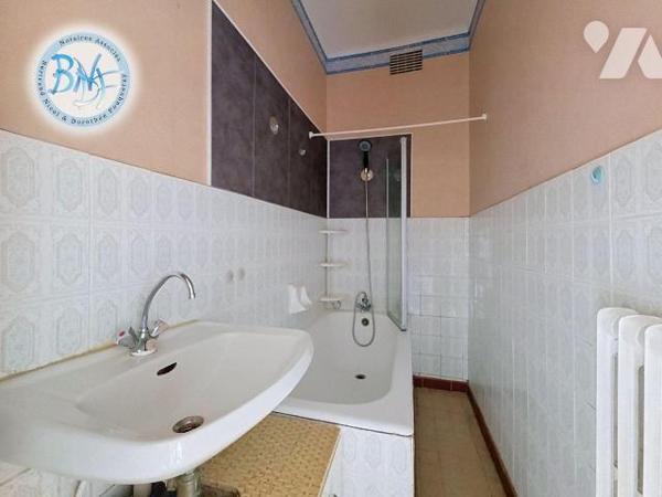 Cette maison située à Lorient dispose d'une surface habitable de 80 m² environ et se trouve sur...