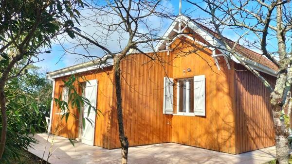 RARE : charmante maison en première ligne du Lac offrant une vue panoramique imprenable