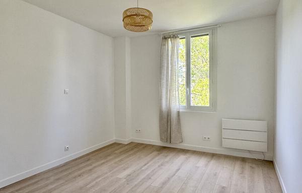 À louer   T3 non meublé au rez-de-chaussée avec terrasse et accès jardin en bord de rivière