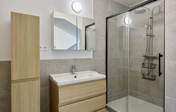 À louer   T3 non meublé au rez-de-chaussée avec terrasse et accès jardin en bord de rivière