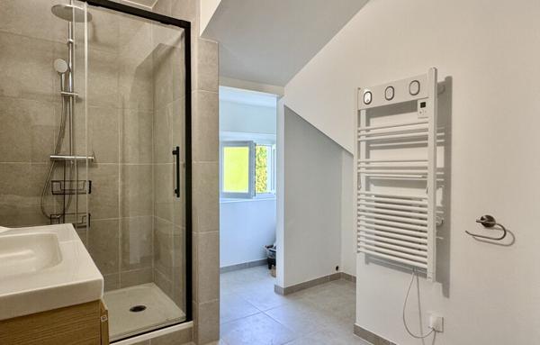 À louer   T3 non meublé au rez-de-chaussée avec terrasse et accès jardin en bord de rivière