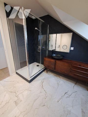 HYPER CENTRE VILLE - AU PIED DES COMMERCES
Appartement situé au 2ème et dernier étage, entière...