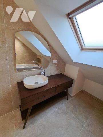 HYPER CENTRE VILLE - AU PIED DES COMMERCES
Appartement situé au 2ème et dernier étage, entière...