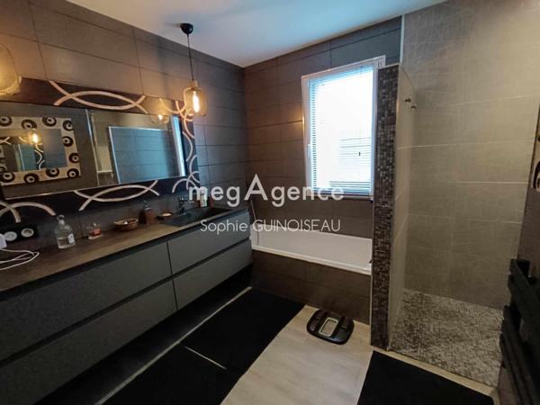 Maison à LE PUY-SAINT-BONNET, 49300 - 6 pièces 176m²