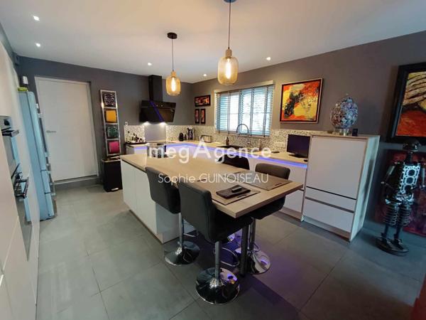 Maison à LE PUY-SAINT-BONNET, 49300 - 6 pièces 176m²