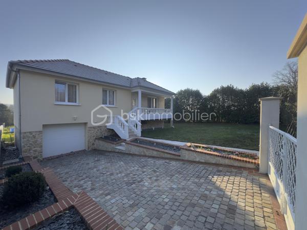 Découvrez cette magnifique maison construite en 2015, offrant 140m² de confort moderne. Située dans un environnement calme, elle vous garantie une qualité de vie paisible. L'intérieur, sans travaux à prévoir, comprend un séjour spacieux parfait pour la détente et le divertissement. Profitez d'une terrasse ensoleillée et d'une cave pratique pour le rangement. Stationnement aisé avec un parking privé. Proche des commodités et des transports, cette maison est idéale pour une vie familiale sereine. Visite sur rendez-vous avec Vanarith Huot.