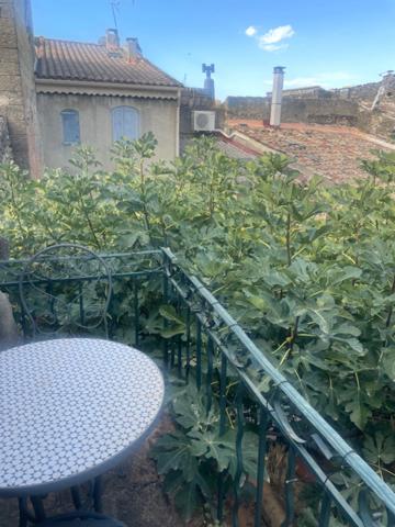 Maison à vendre sud Luberon village de Lauris 2 corps de bâtiments, 3 chambres, 120 m2 environ  terrasse caves atelier