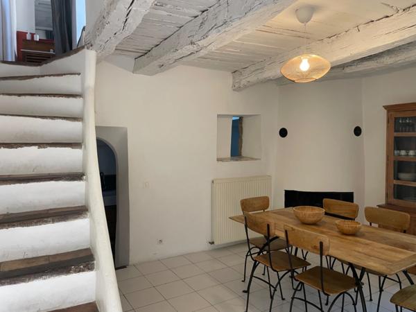 Maison à vendre sud Luberon village de Lauris 2 corps de bâtiments, 3 chambres, 120 m2 environ  terrasse caves atelier