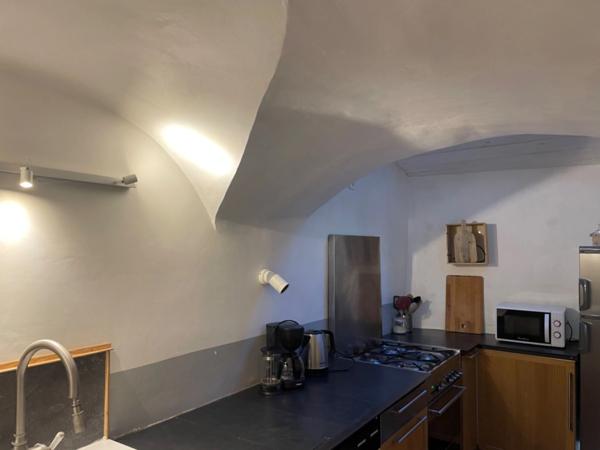 Maison à vendre sud Luberon village de Lauris 2 corps de bâtiments, 3 chambres, 120 m2 environ  terrasse caves atelier