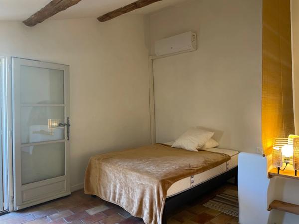 Maison à vendre sud Luberon village de Lauris 2 corps de bâtiments, 3 chambres, 120 m2 environ  terrasse caves atelier
