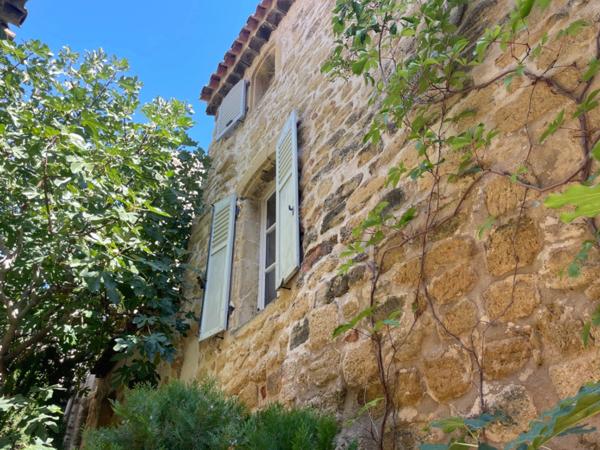 Maison à vendre sud Luberon village de Lauris 2 corps de bâtiments, 3 chambres, 120 m2 environ  terrasse caves atelier