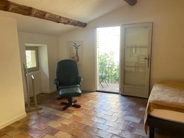 Maison à vendre sud Luberon village de Lauris 2 corps de bâtiments, 3 chambres, 120 m2 environ  terrasse caves atelier