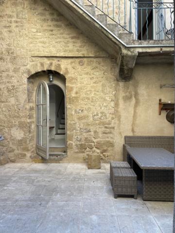 Maison à vendre sud Luberon village de Lauris 2 corps de bâtiments, 3 chambres, 120 m2 environ  terrasse caves atelier