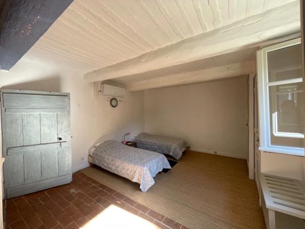 Maison à vendre sud Luberon village de Lauris 2 corps de bâtiments, 3 chambres, 120 m2 environ  terrasse caves atelier