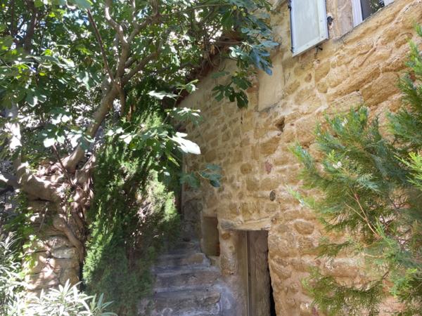Maison à vendre sud Luberon village de Lauris 2 corps de bâtiments, 3 chambres, 120 m2 environ  terrasse caves atelier