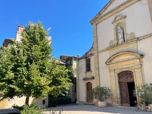 Maison à vendre sud Luberon village de Lauris 2 corps de bâtiments, 3 chambres, 120 m2 environ  terrasse caves atelier