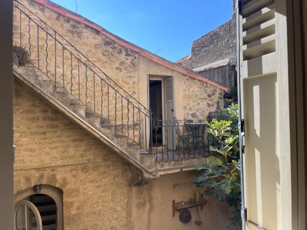 Maison à vendre sud Luberon village de Lauris 2 corps de bâtiments, 3 chambres, 120 m2 environ  terrasse caves atelier