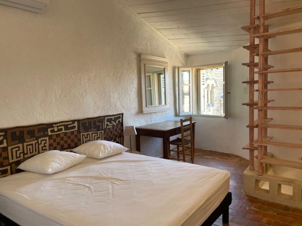 Maison à vendre sud Luberon village de Lauris 2 corps de bâtiments, 3 chambres, 120 m2 environ  terrasse caves atelier